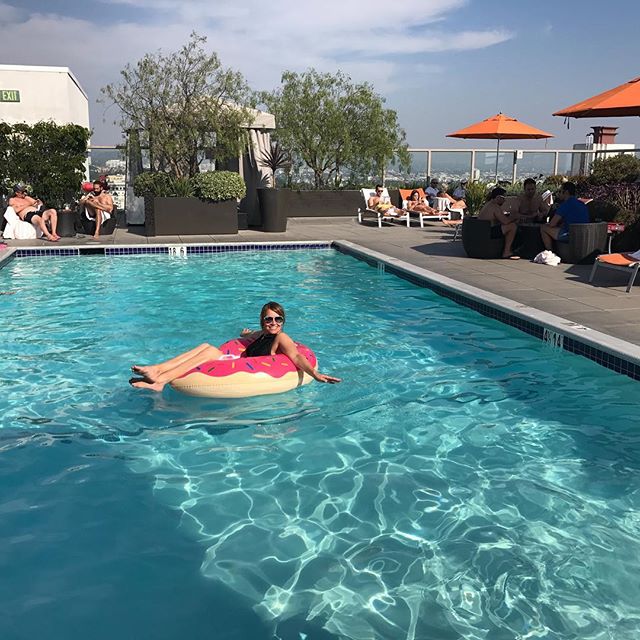 Seeing as we're on a foodie tour of LA and San Diego, it seems fitting that my pool inflatable is donut shaped 🍩⛱ (the way I'm eating on this trip, it's highly likely that I'll also be donut shaped by the time @virginholidays roll me back onto the plane). Swimsuit: @nextofficial #andazweho #seizetheholiday