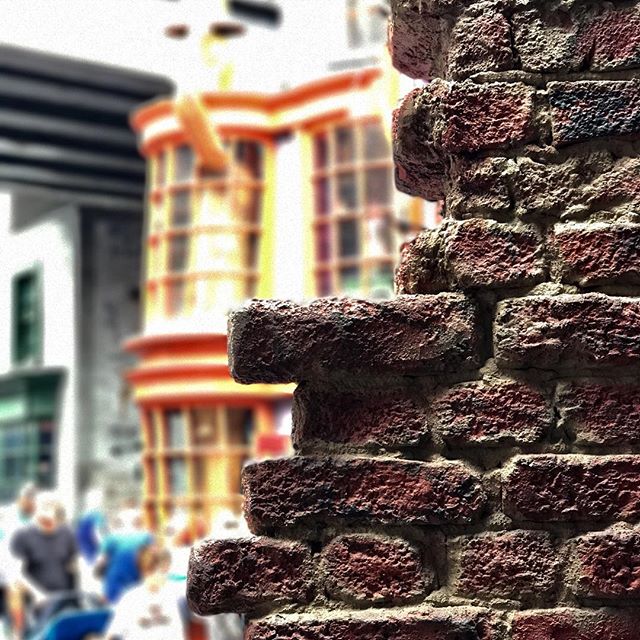 This time last week. Today, I shall mostly be writing, drinking tea, tackling the laundry basket explosion and dreaming of exploring Diagon Alley🦉#universalmoments #diagonalley #wizardingworldofharrypotter