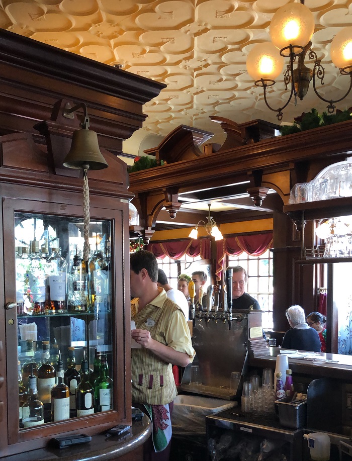 have a beer in the Rose and Crown pub in England